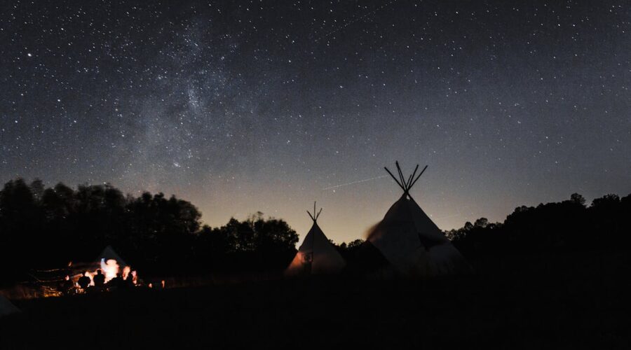 Even samen ontsnappen: romantisch kamperen op een onbewoond eiland in een tipi